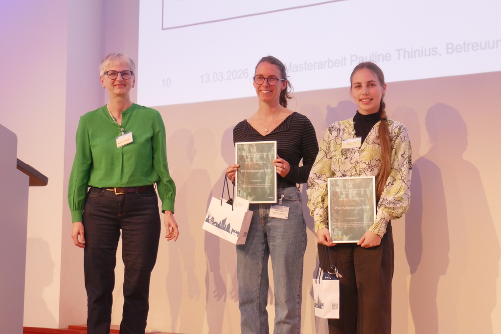 Pauline Thinius hält die Urkunde